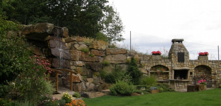 Vodopád na zahradě z kamene je skvělé místo pro relax