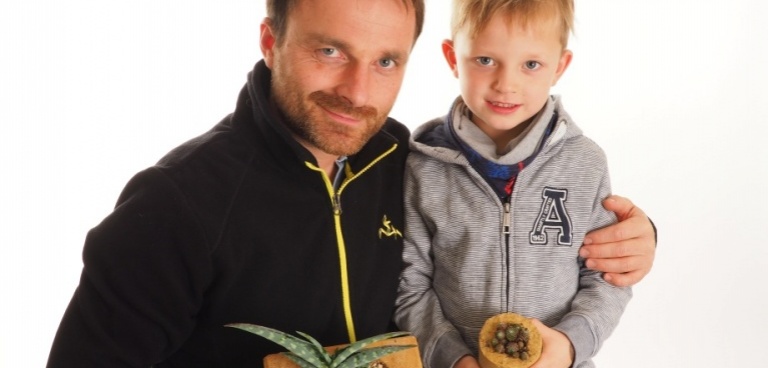 Tomáš Hrdina se synem drží dekorativní kamenná korýtka
