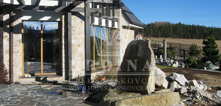Kamenná fontána umístěná přímo před vchodem do domu