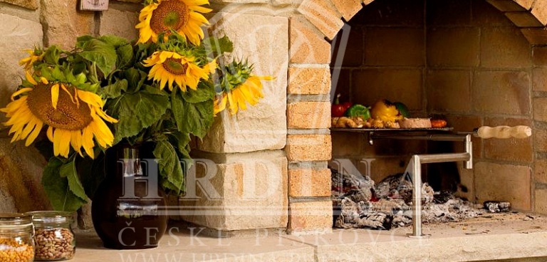Zahradní kuchyň la Provence s kamenným grilem