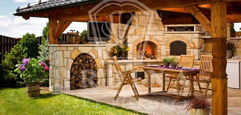Zahradní kuchyň la Provence s kamenným výklenkem na dřevo