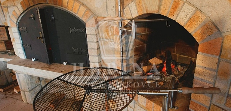 Letní kuchyň na farmě Bolka Polívky v Olšanech - Velký grill napojený na komín