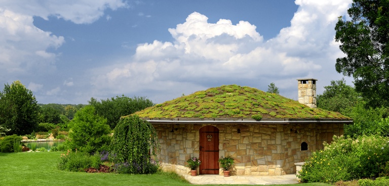 Zahradní kamenná kuchyně se zelenou střechou