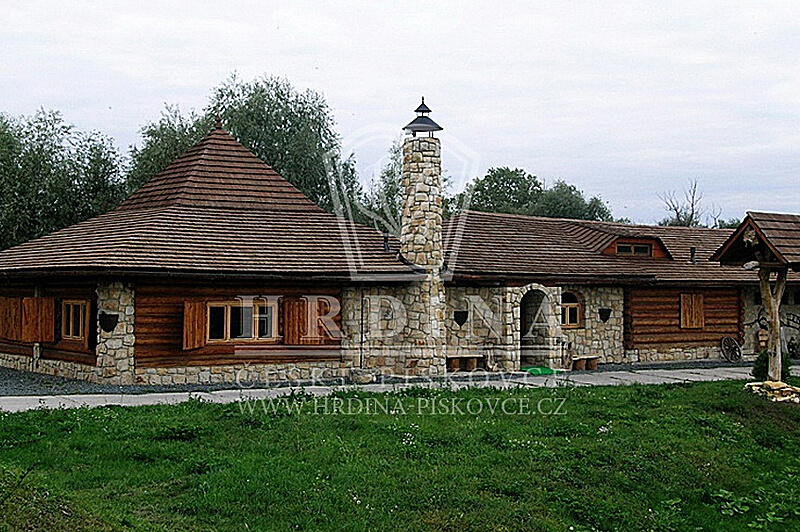 Černá kuchyně z kamene – Bašta v Úžicích (Praha)