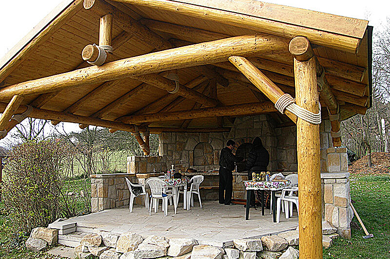 Dřevěný altán s krbem a udírnou z kamene