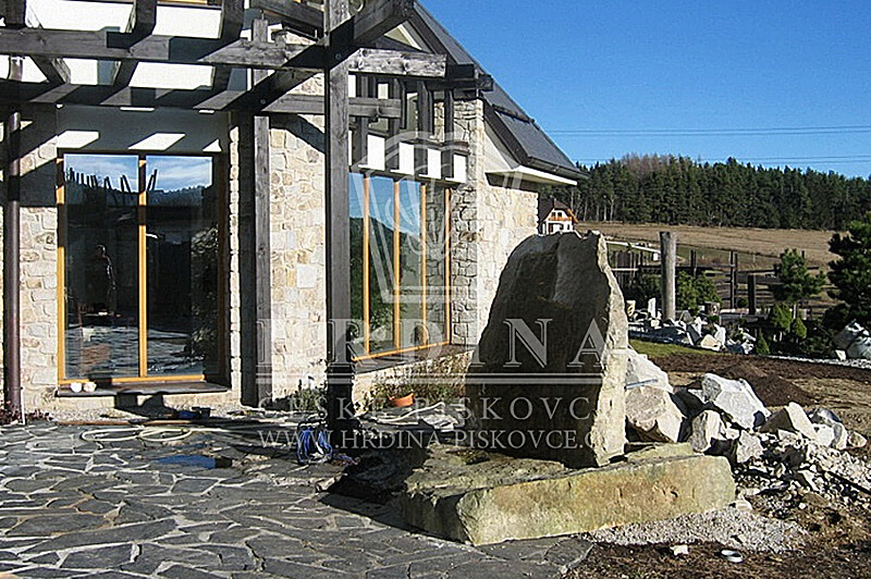 Zahradní kamenná fontána Písek