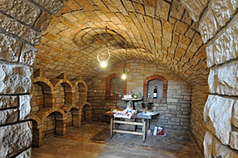Kamenný sklep na víno s venkovní kuchyní