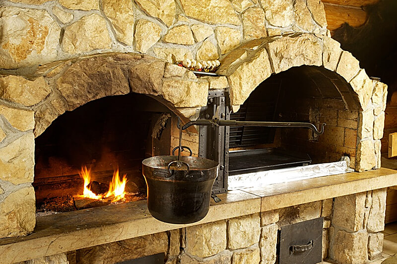 Kuchyně s krbem a pecí na sele