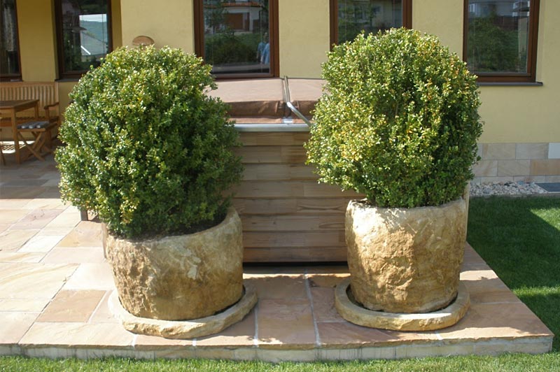 Kamenné květináče, koryta a výrobky z pískovce