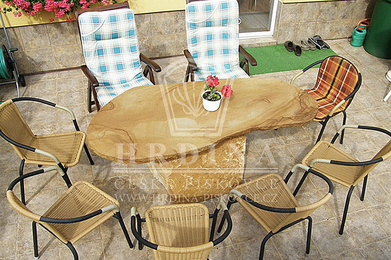 Stůl z masivního kamene