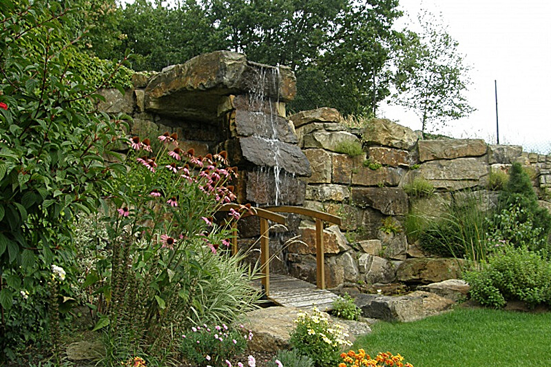 Vodopád na zahradě z kamene