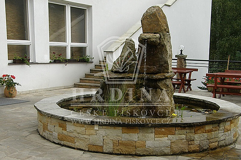 Zahradní kamenná fontána Zvánovice