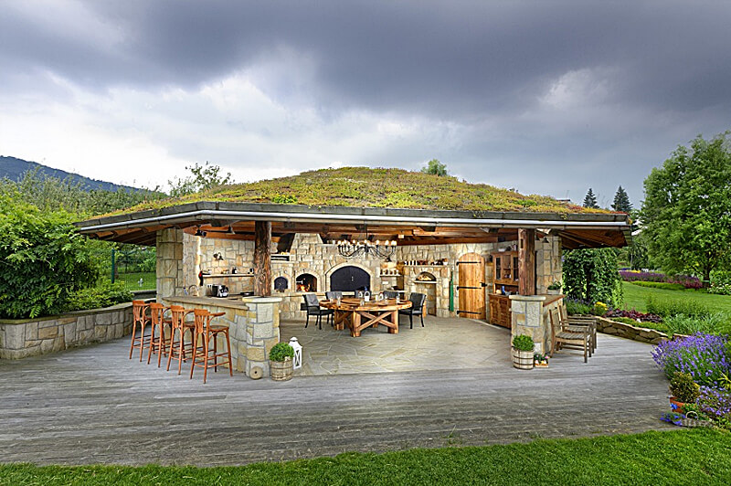 Zahradní kamenná kuchyň se zelenou střechou