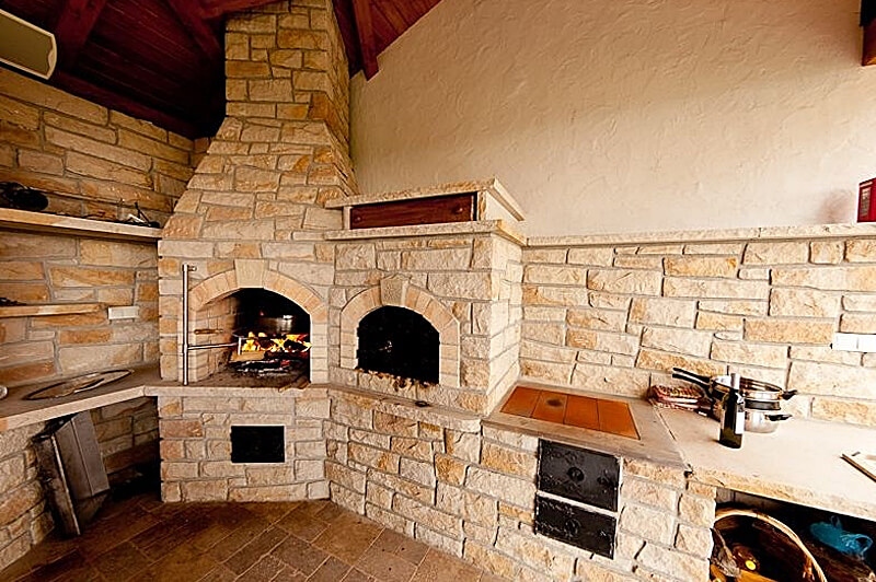 Zahradní posezení s krbem z kamene a sklepem na víno – Holešov