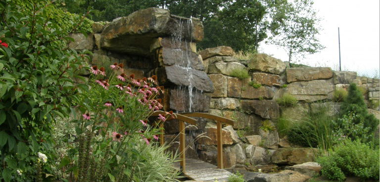 Vodopád na zahradě vytvořený z masivních kusů kamene