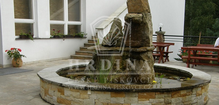 Zahradní kamenná fontána ve Zvánovicích
