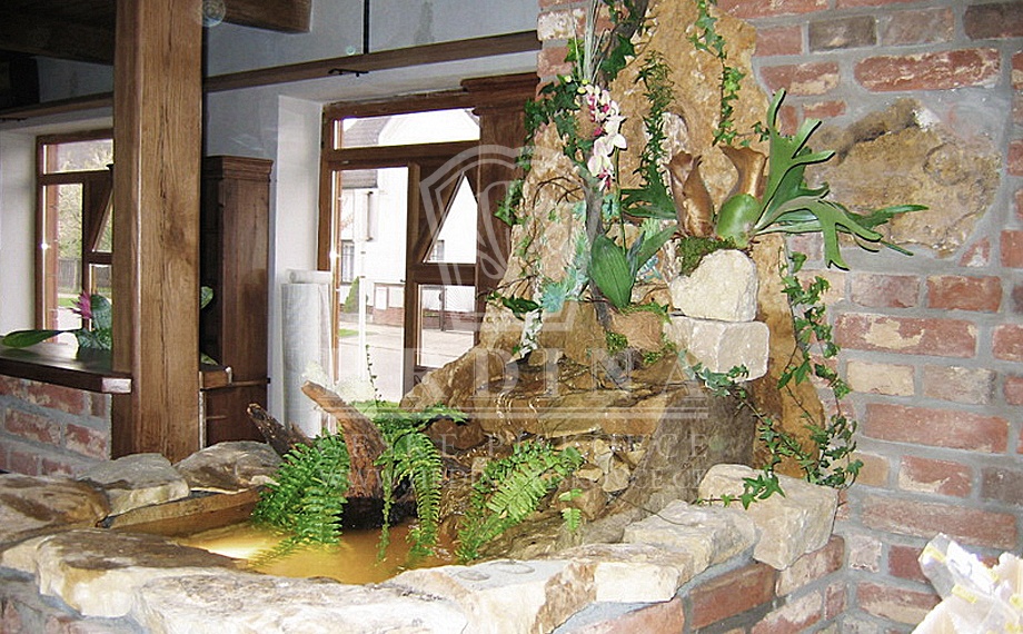 Interiérová kamenná fontána Nehvizdy v místní restauraci