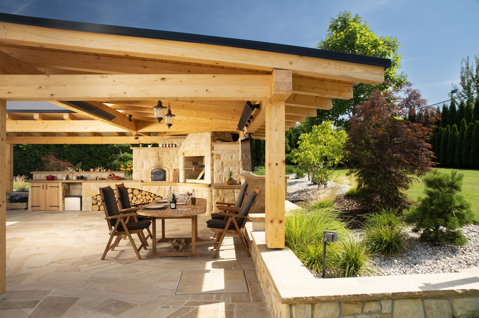 Pískovcová zahradní kuchyně z přírodního kamene z kamenolomu Vyhnánov, ručně opracovaná pro elegantní venkovní vaření.