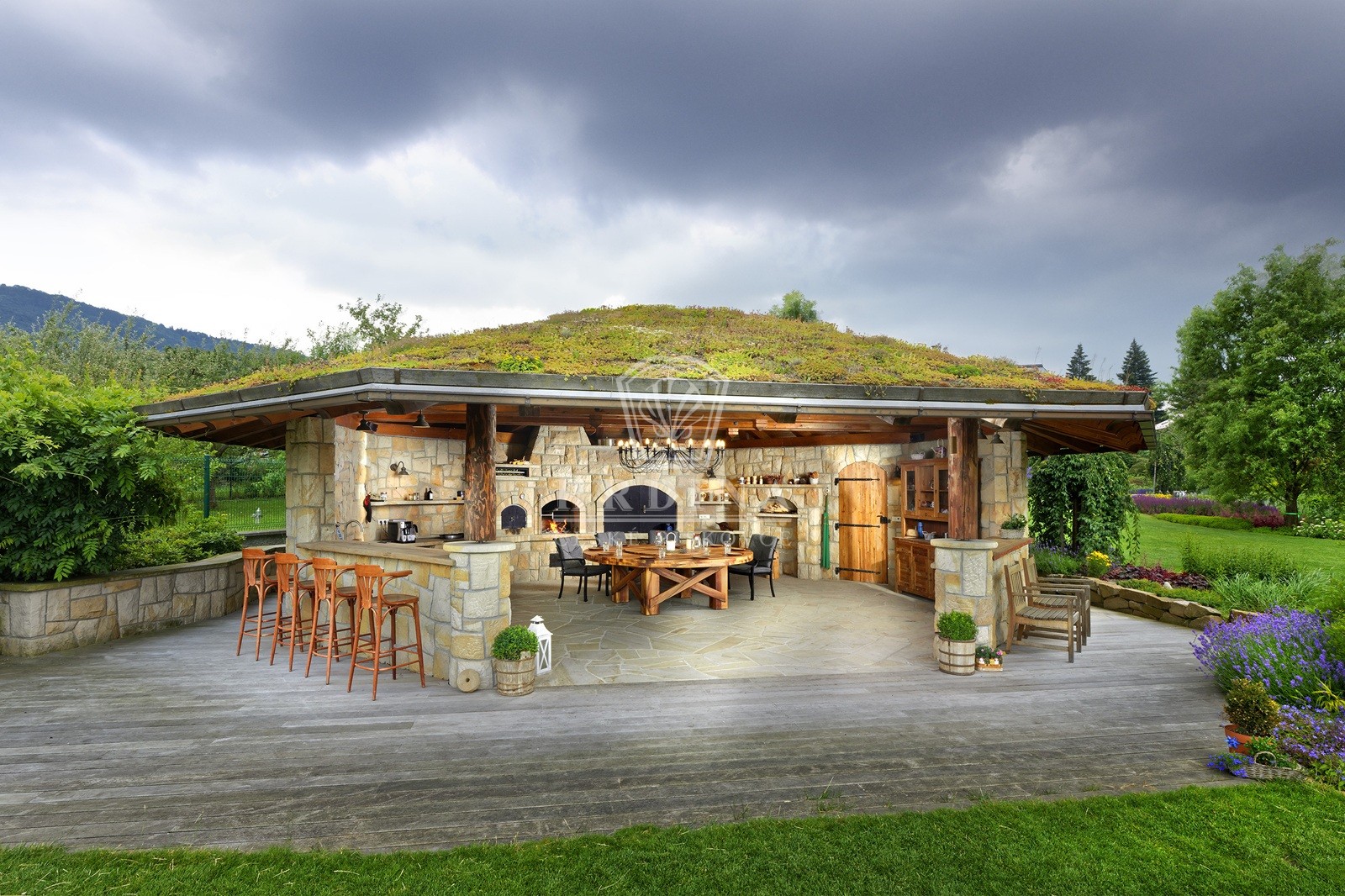 kamenná zahradní kuchyně se zelenou střechou