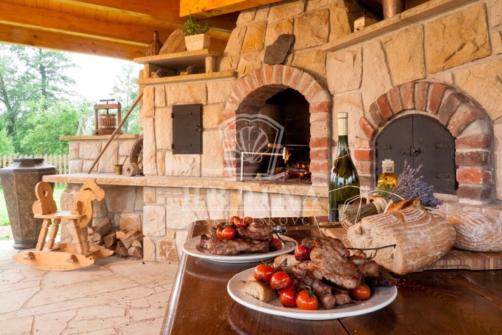 zahradni kuchyne hrdina, kamenné krby z pískovce