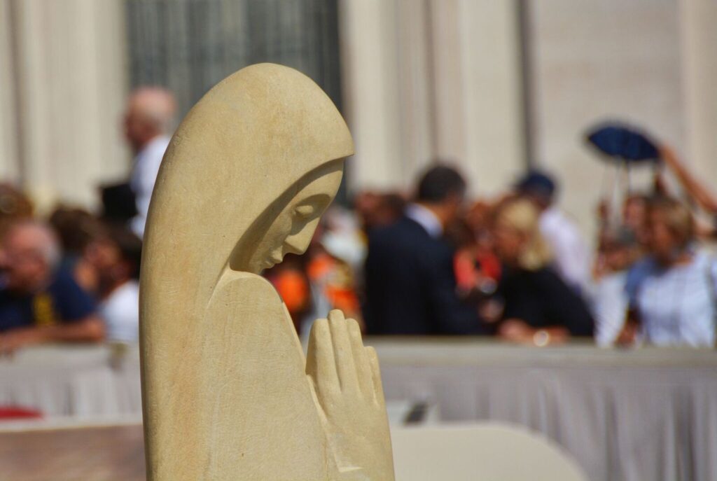 Socha Panny Marie z pískovce Vyhnánov vytvořená sochařkou Hausdorfovou jako dar papeži Františkovi do Vatikánu — Hrdina & České Pískovce
