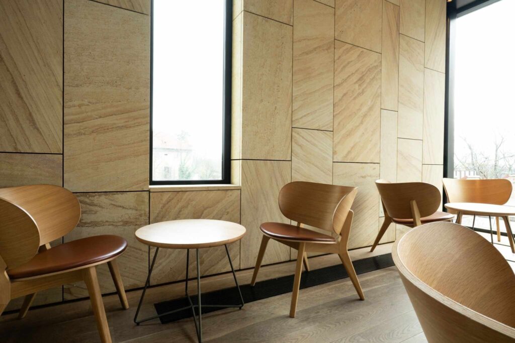 Detail pískovcového obklad u okna nové části probošství na Pražském hradě .