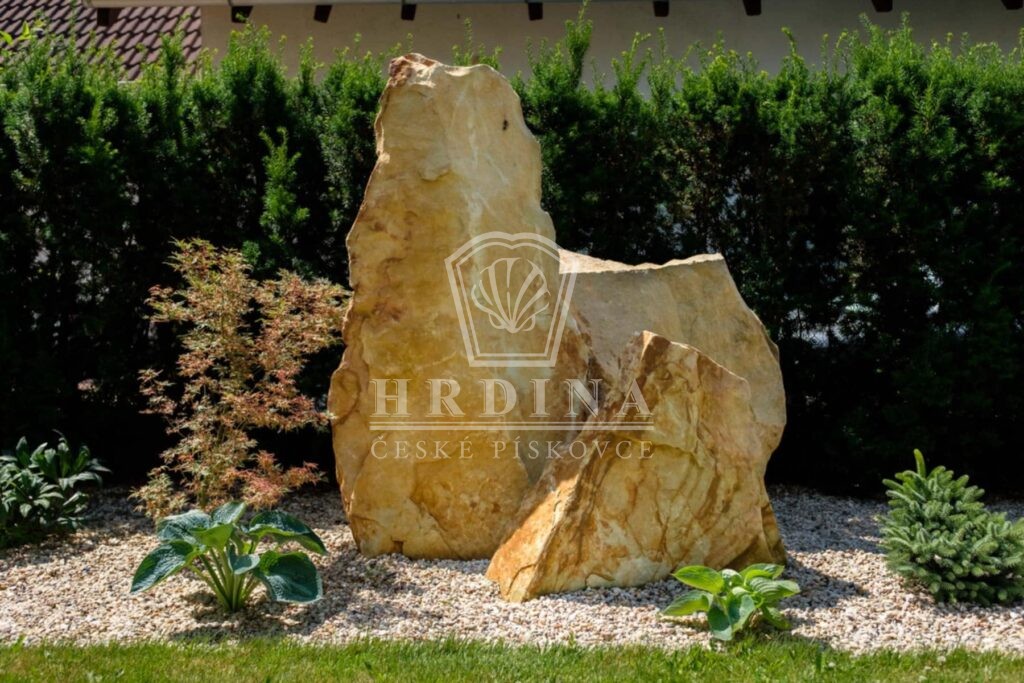 Solitérní kámen z pískovce Vyhnánov umístěný v zahradě se zahradní kuchyní — Hrdina & České Pískovce