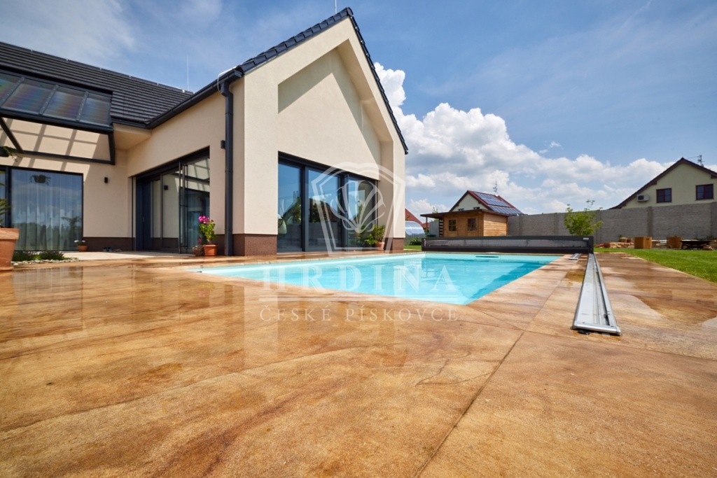 kamenná dlažba z pískovce u bazénu