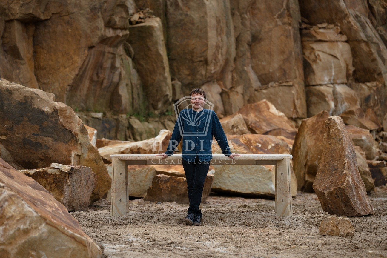 Majitel kamenolomu - Tomáš Hrdina v kamenolomu Vyhnánov s jídelním stolem Lexová a Smatena