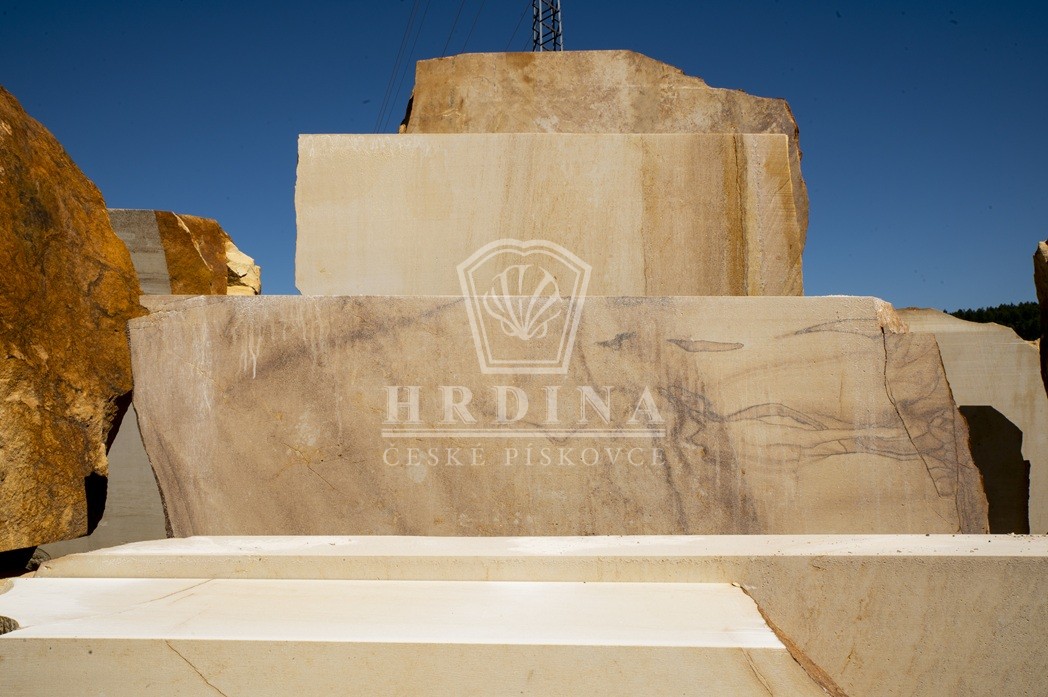 Bloky pískovce z kamenolomu Vyhnánov — přírodní struktura a odstíny českého pískovce