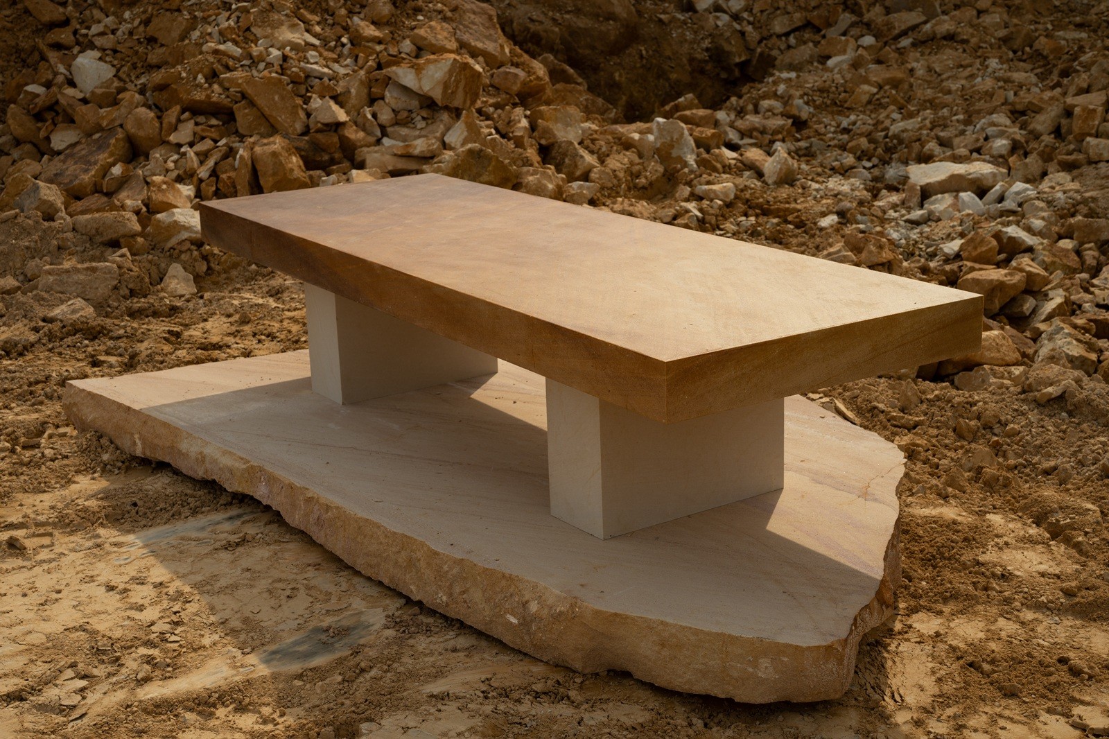 Masivní zahradní stůl z přírodního kamene od firmy Hrdina a české pískovce