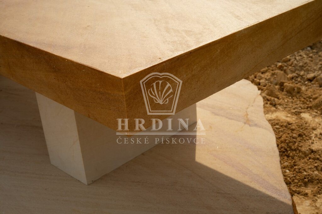 Odolný kamenný stůl do zahrady z pískovce