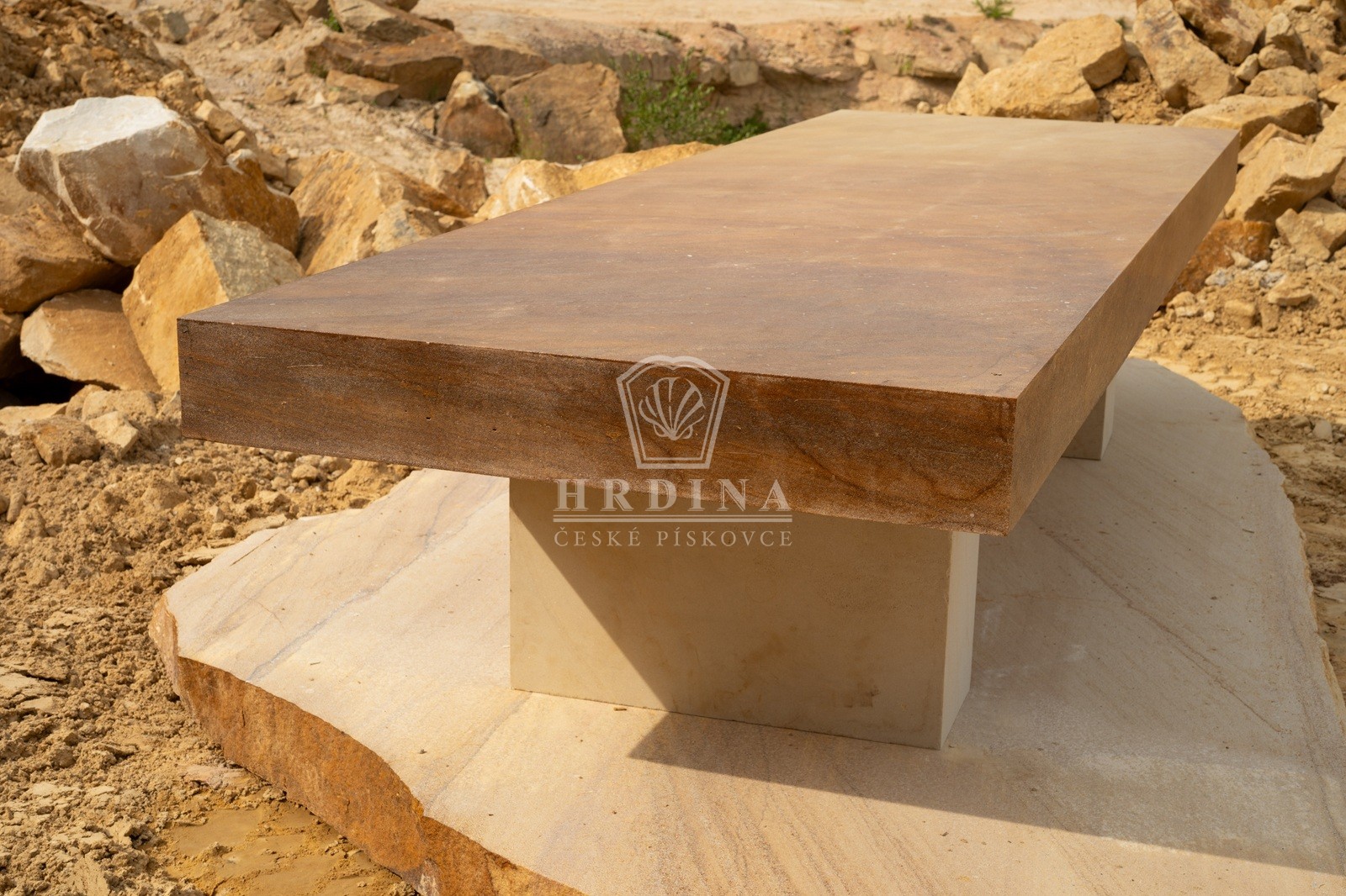 Designový stůl z masivního pískovce od Hrdina a české pískovce