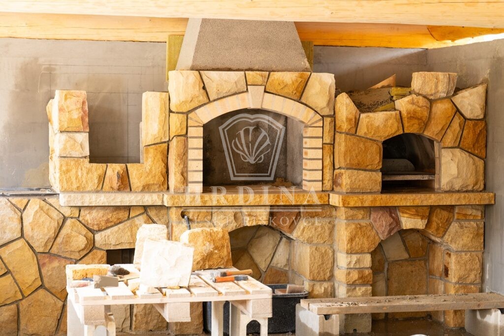 hrdina, kamenolom vyhnanov, piskovce, kuchynekamen,ruce