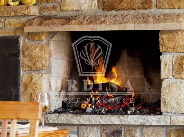 anglický krb z pískovce