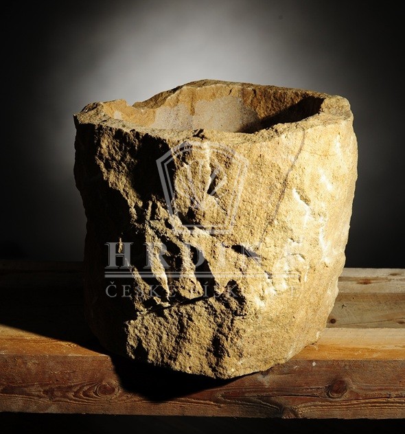 Pískovcový hrubý, ručně vyrobený květináč jako doplněk vaší zahrady