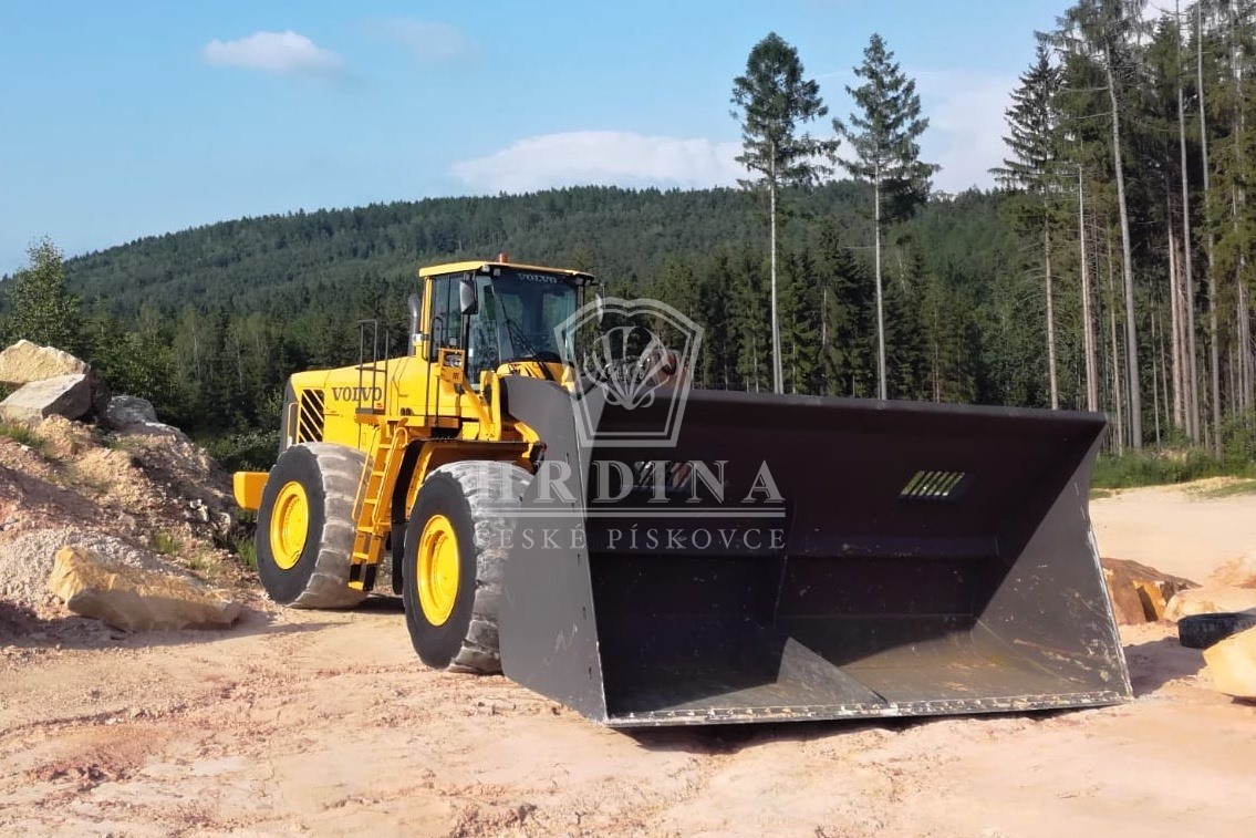 Bagr v kamenolomu Vyhnánov