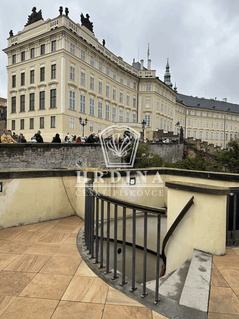 Rekonstrukce terasy kavárny Starbucks na Pražském hradě. Hrdina české pískovce