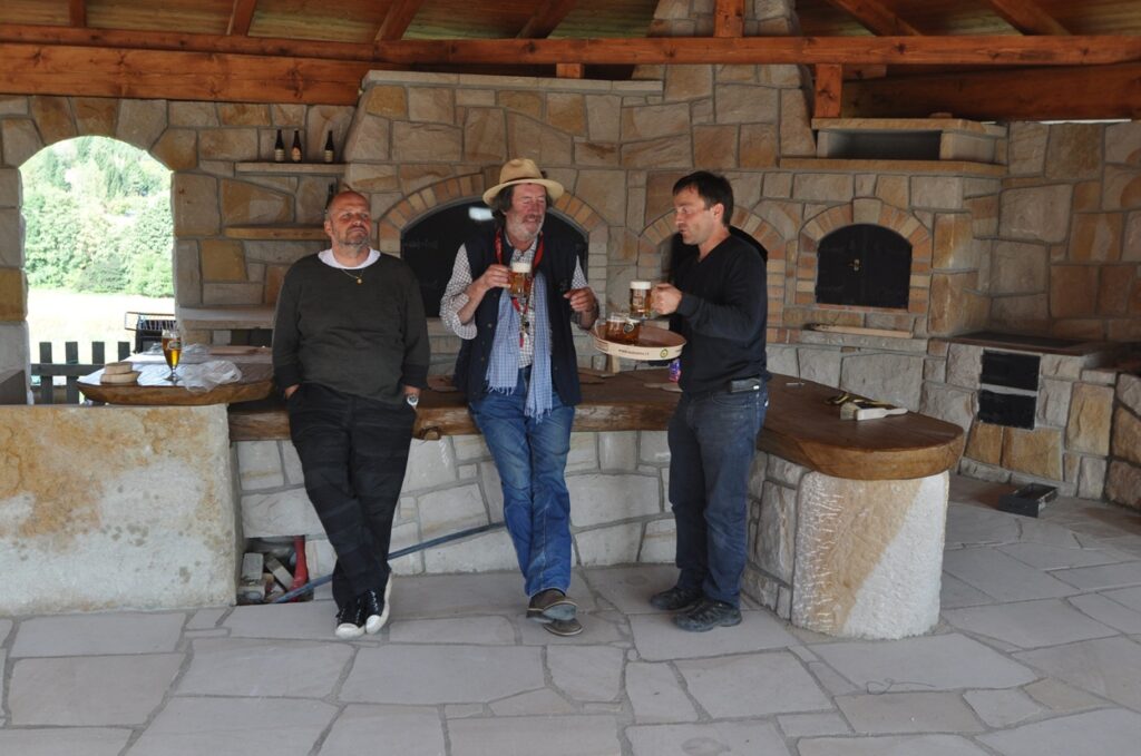 hrdina pískovce, svatyně Bolka Polívky