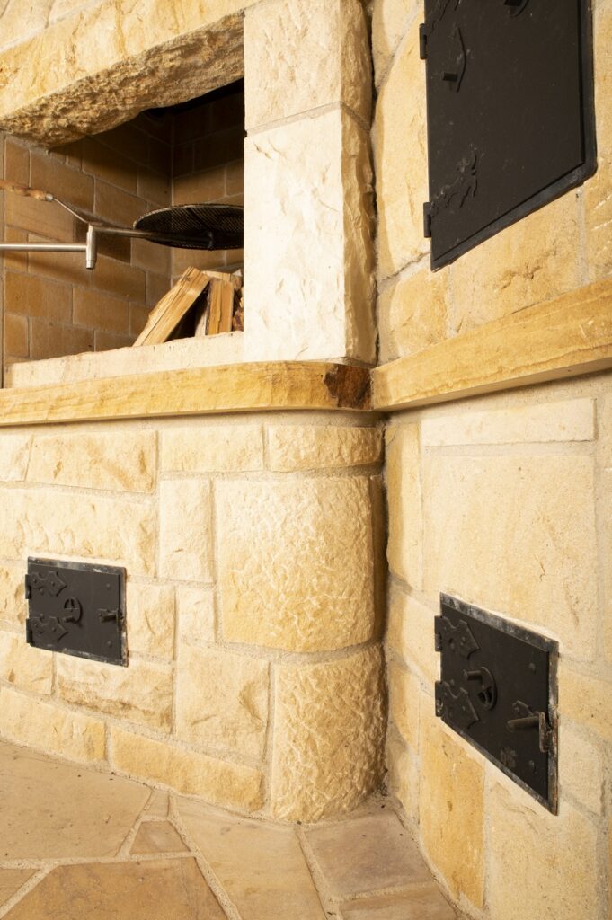 detail kamenný krb zahradní kuchyně na míru