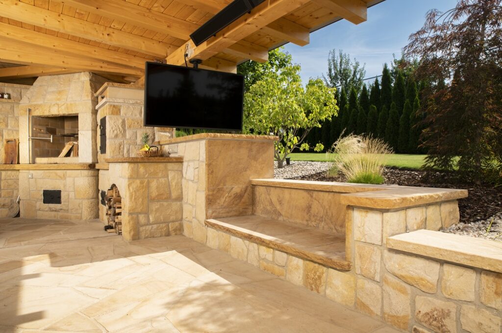 kamenná venkovní kuchyně