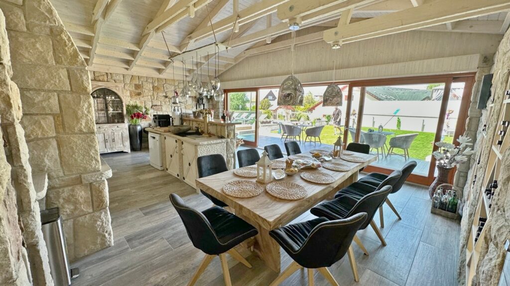 luxusní kamenná zahradní kuchyně s krbem Pálava