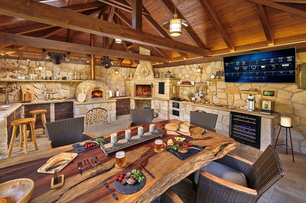 Zahradní kuchyně s pecí na pizzu, krbem a udírnou