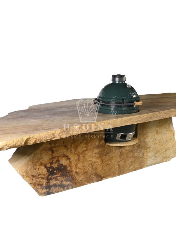 kamenný stůl z pískovce