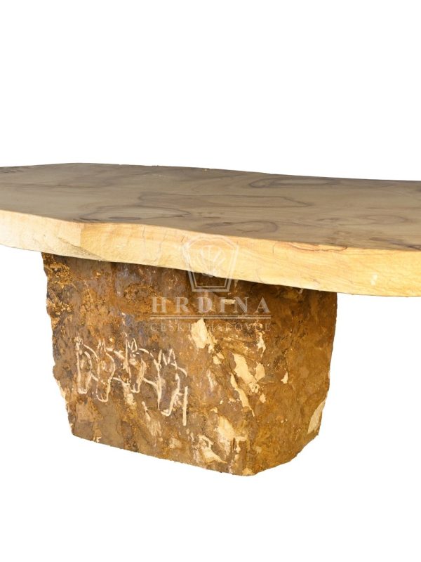 kamenný stůl z pískovce