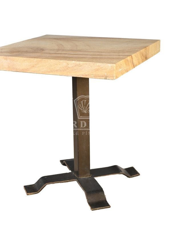 kamenný stůl z pískovce