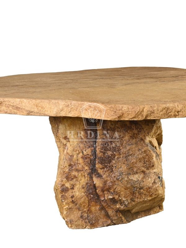 kamenný stůl z pískovce