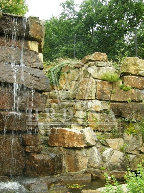 pískovcová kamenná zeď z kamenolomu Vyhnánov