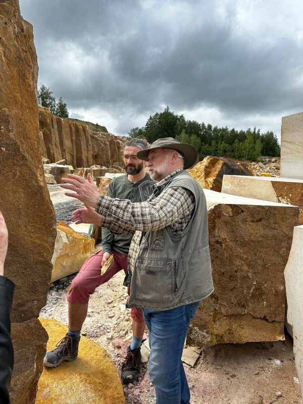Proděkan Filozofické fakulty UK, Martin Pehal, a akademický sochař Vojtěch Adamec vybírají vhodný kámen pro památník v kamenolomu Vyhnánov.