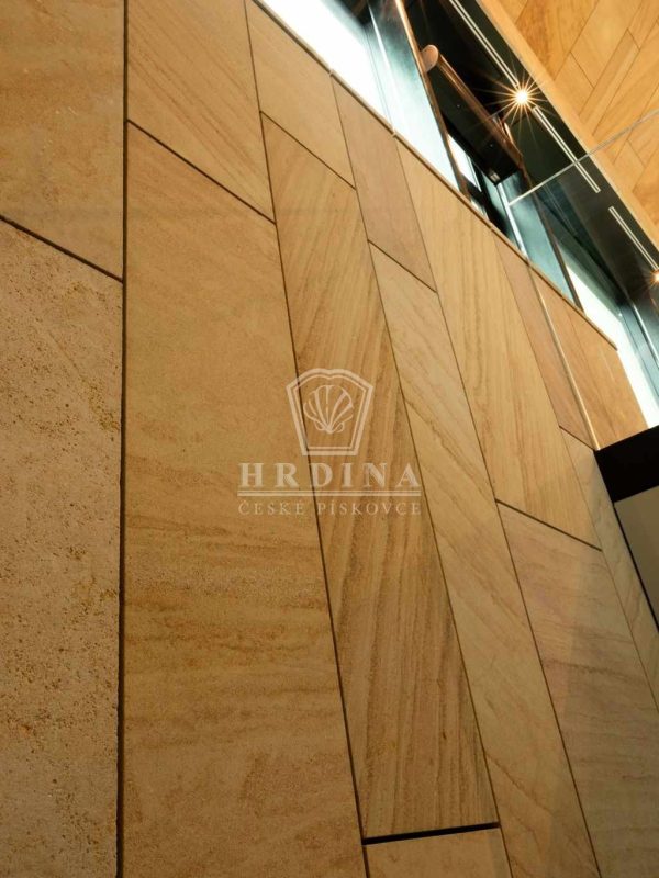 Detail obkladu z pískovce Vyhnánov v interiéru nového proboštství na Pražském hradě — Hrdina & České Pískovce